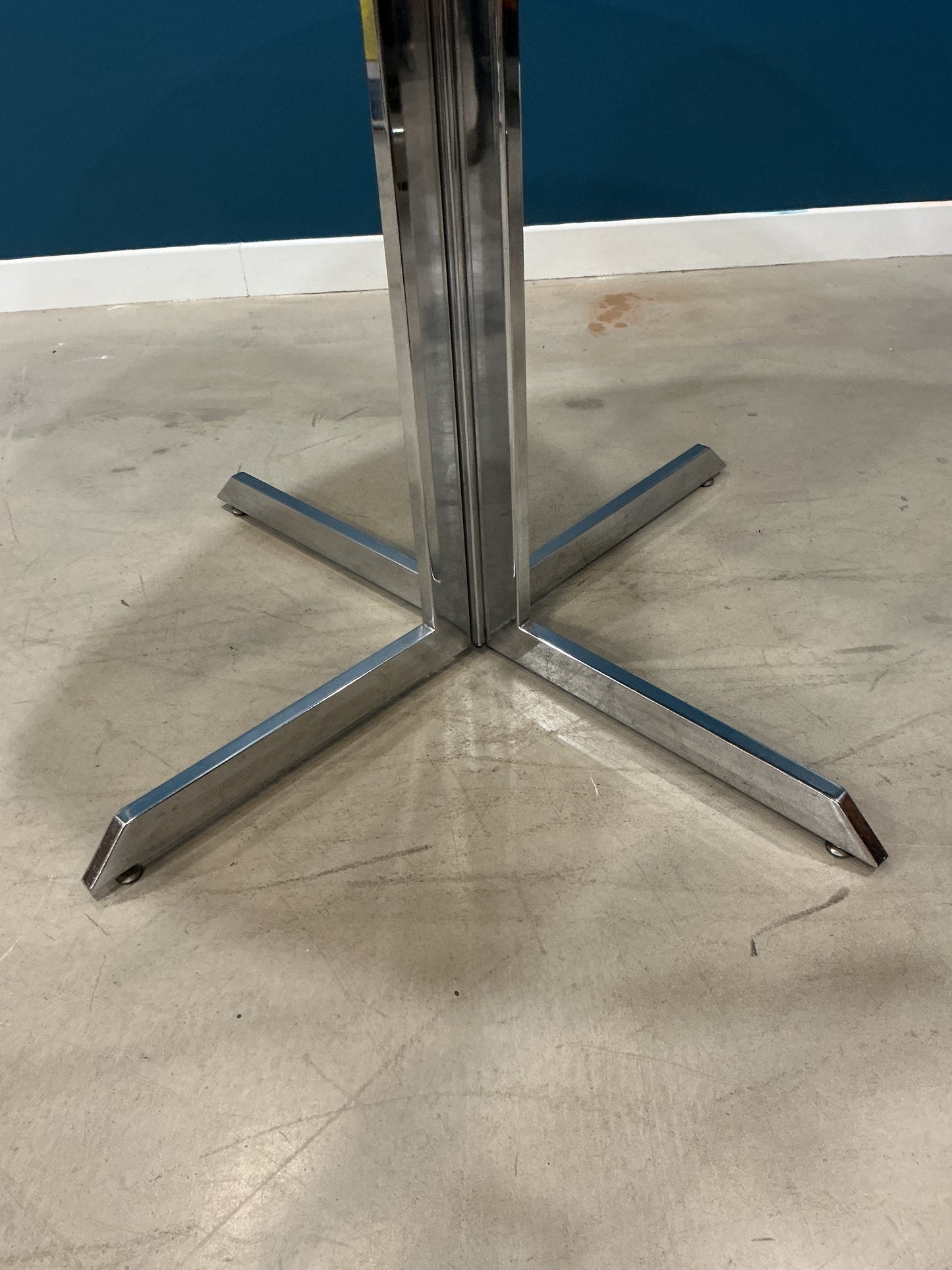 table ronde en verre fumé rochebobois