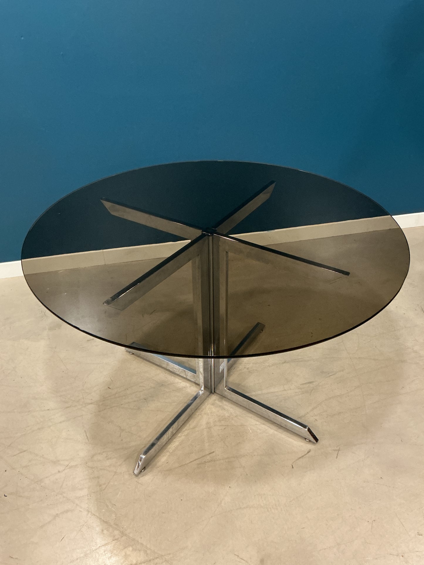 table ronde en verre fumé rochebobois