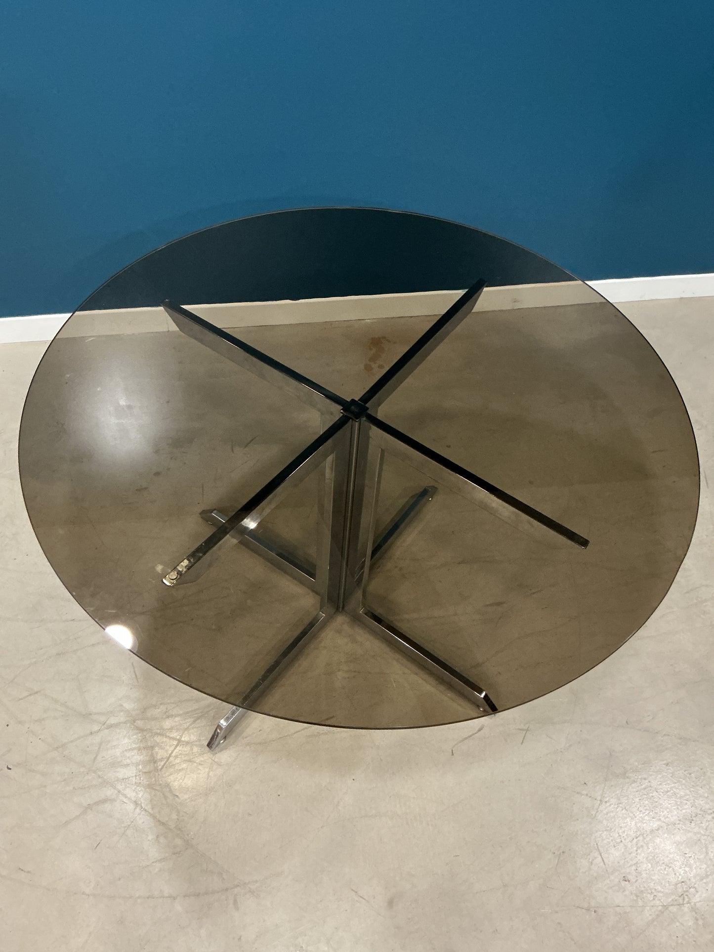 table ronde en verre fumé rochebobois