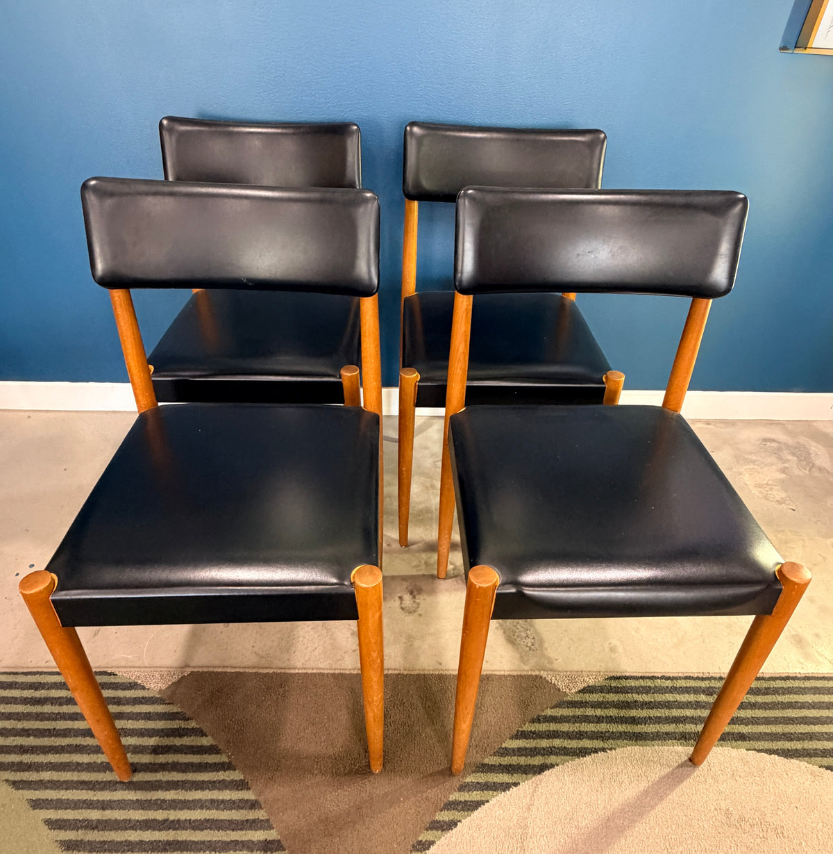 4 chaises scandinaves