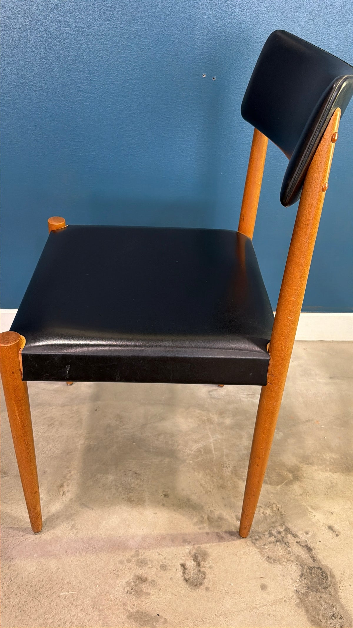 4 chaises scandinaves