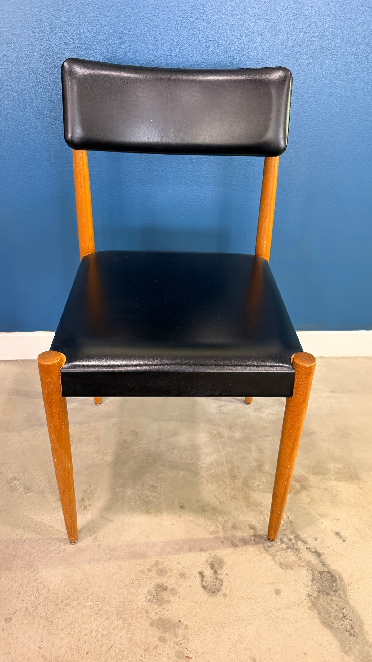 4 chaises scandinaves